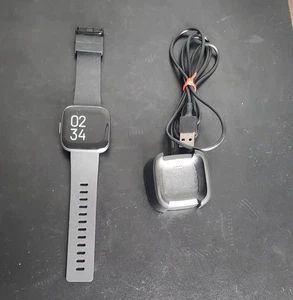 Fitbit Versa 2 - Smart Watch Salute e Fitness Nero con Cinturini Colore Extra - Foto 1 di 7