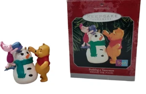 Adorno de recuerdo Hallmark Disney's Building a Snowman Winnie the Pooh 1998 Coll - Imagen 1 de 6