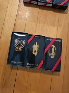 Prendedor de vacaciones Hanukkah Menorá Colección Camerlán Tono Dorado 3 Nuevo Stock antiguo - Imagen 1 de 10