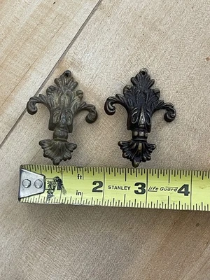 (2) Tiradores de cajón vintage de pátina de metal flor de lis Foto 1 de 4