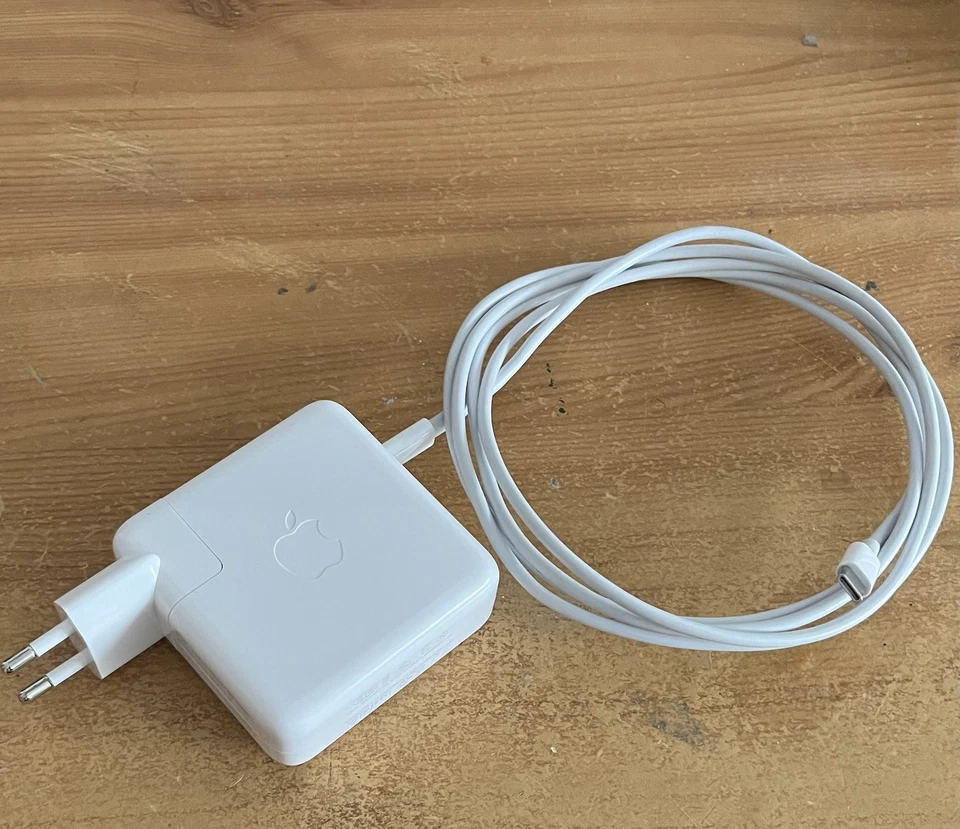 Original Apple MacBook 61 Watt  USB-C Power Adapter Ladekabel Ladegerät Netzteil - Bild 1 von 1