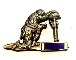 Kneeling Soldier Purple Heart Tribute pin - Picture 1 of 1