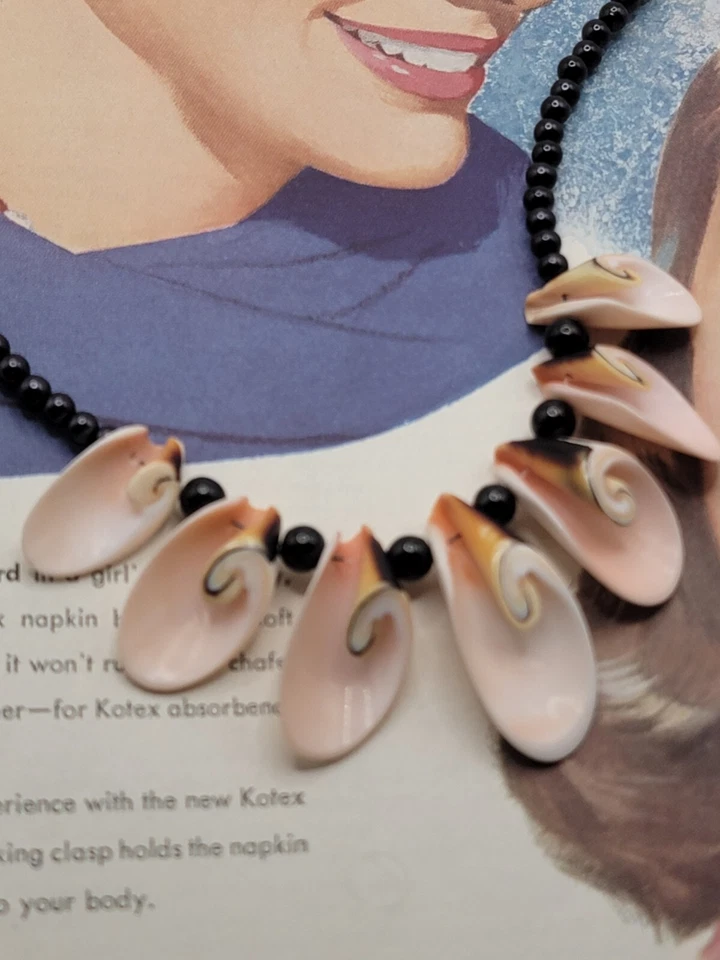 Collar vintage graduado con forma de concha de luhuanus rosa cuentas negras Foto 1 de 2