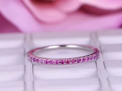 Alianza de eternidad de boda de diamantes y rubíes naturales de corte redondo de 0,25 quilates de oro blanco de 18 quilates 6 Foto 1 de 4