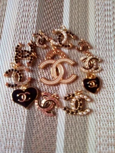 11 Stück GESTEMPELT Knopf Reißverschluss Ziehen Designer Knopf Chanel Charm Knopf - Bild 1 von 5