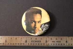 Bobby Brown Vintage Button Back Pin aus den 70er & 80er Jahren 1" - Bild 1 von 2