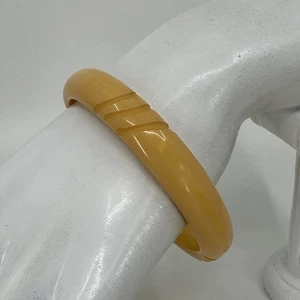 Carved Pale Yellow Butterscotch Bakelite Bangle Bracelet 0.48” Wide 2.5” Dia - Picture 1 of 10