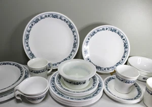 Vintage Corelle Old Towne Blue Onion 35 Piece Set Including Pyrex Butter Dish - Picture 1 of 14