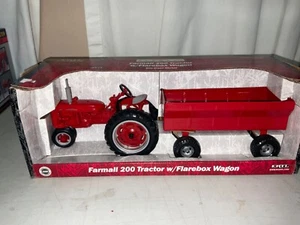 1/16 RC2 Ertl Farmall 200 Tractor w/Flarebox Wagon NOS NIB - Picture 1 of 9