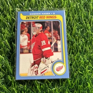 2008-09 O-Pee-Chee Dominik Hasek #290 1979-80 Retro Parallel HOF Red Wings H3 - Bild 1 von 2