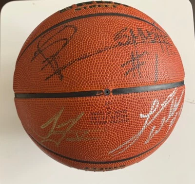 Baloncesto autografiado firmado por el equipo de Los Angeles Lakers 2006-07 sin Kobe Foto 1 de 4