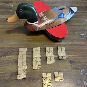 Caja artesanal vintage de madera pato mallardo tallada a mano pintada dominó de metal dorado - Imagen 1 de 11