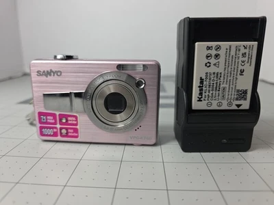 Pink Sanyo VPC-E760 7.1MP digital camera with 3x optical zoom FOR PARTS - Image 1 of 4