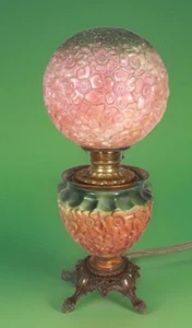 A RARE VICTORIAN GWTW LAMP WITH MATCHING EMBOSSED DAISIES BASE AND SHADE - Picture 1 of 12