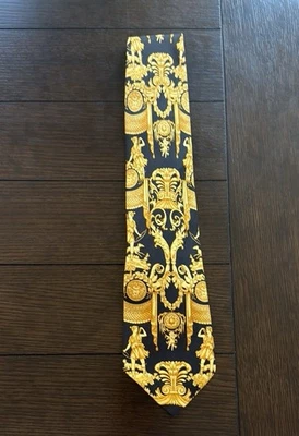 Gravata Gianni Versace anos 90 vintage barroca preta e dourada 100% seda - Imagem 1 de 4