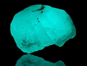 Cristal de fluorine du Pakistan fluorescent aux UV/30,6 grammes - Picture 1 of 9