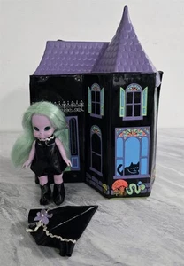 X-550 VINTAGE 1970'S GIRLS WORLD EMERALD THE ENCHANTING WITCH & HOUSE PLAY SET - Picture 1 of 12