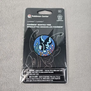 Lumineon Pokémon Monthly Pins: Habitat Pin (8 von 12) - In Hand - Bild 1 von 3