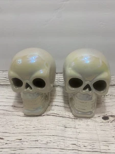 SET 2 statuine teschio ceramica Halloween decorativo bianco iridescente decorazione NUOVE - Foto 1 di 7