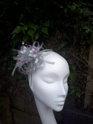 Impresionante diadema Fascinator rosa/plata Fushia NUEVA/en caja Foto 1 de 4