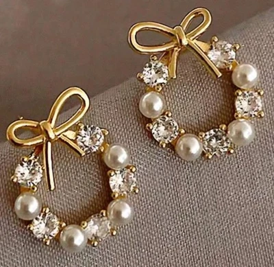 Aretes pequeños de diamantes de imitación y perlas de imitación con guirnalda y arco navideños Foto 1 de 4