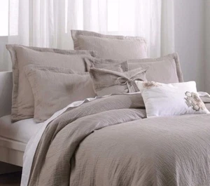 DKNY PURE INDULGE 1 ALMOHADA ESTÁNDAR FARSA GRIS CLARO SUAVE Y FELPA - Imagen 1 de 2