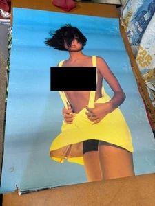 #408 Poster Vintage 38x27 1989 Sexy Topless Bruna Brezza Marina Uomo Caverna Pin Up - Foto 1 di 8