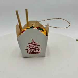 Caja de salida china Cody Foster & Co. 4" adorno de Navidad de resina y papel - Imagen 1 de 7