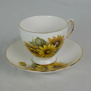 Copa y platillo de China Queen Anne Bone Inglaterra 8592 racimo de flores amarillas festoneado - Imagen 1 de 11