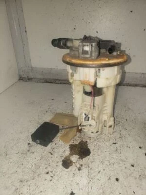 Bomba de combustible usada se adapta a: Dodge Caravan 2008 conjunto de bomba 3,3 L con combustible flexible grado A Foto 1 de 4