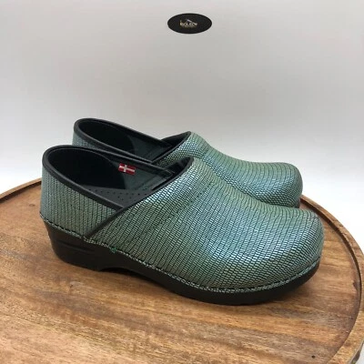 Tamancos SANITA azul-petróleo estampa de cobra sapatos de enfermagem conforto acolchoado tamanho 38 EUA 7 - Imagem 1 de 4