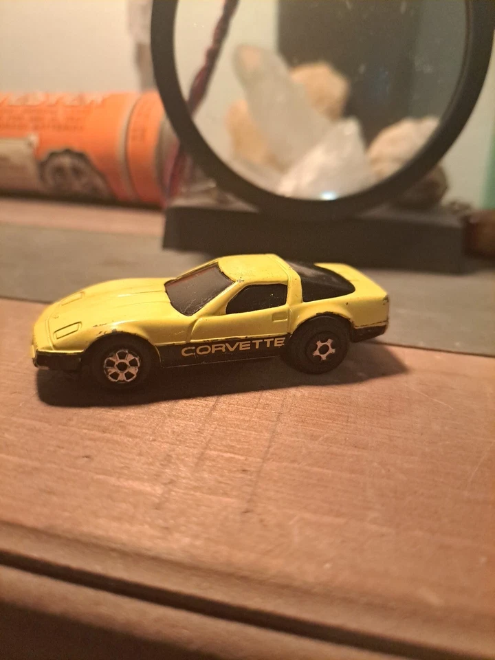 ERTL 复制品 压铸金属 1988 年 Corvette 1: 43 比例 ~ 全新,稀有黄色 — 第 1/4 张图片