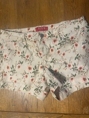 Lindos pantalones cortos Guess para mujer talla 27 rosa floral Foto 1 de 4