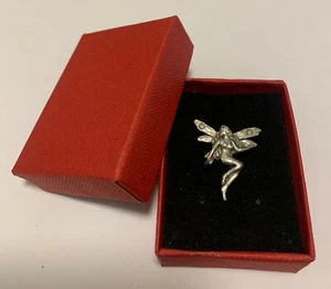 LINDO PEQUEÑO PIN DE PELTRE DE HADA INSIGNIA BROCHE SOLAPA CORBATA ROJA CAJA DE REGALO CUMPLEAÑOS NAVIDAD - Imagen 1 de 4