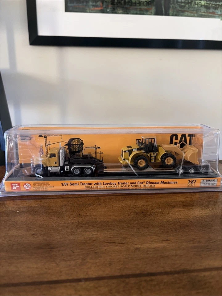 Tractor de cabina corta Cat CT681 con remolque Lowboy y cargador de ruedas Caterpillar 950G Foto 1 de 1