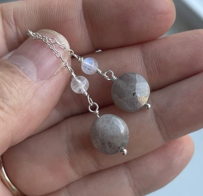 Delicados pendientes colgantes largos de plata de ley 925 de labradorita facetada y piedra lunar Foto 1 de 4