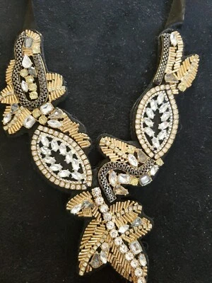 Collar barroco Avon Go for negro y dorado Foto 1 de 4