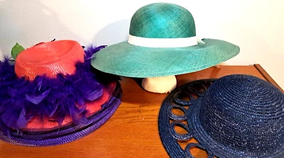 LOT OF 3 Women's STRAW HATS Turquoise / Blue / Red Purple Feathers Derby Cosplay Foto 1 de 4