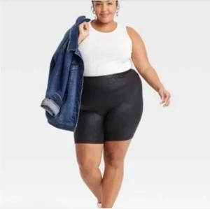 Pantaloncini pull on donna Ava & Viv taglie forti in finta pelle 2X vita elastica neri - Foto 1 di 11