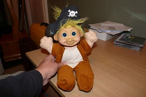 MUÑECA TROLL RUSS DE CUERPO SUAVE GRANDE DE COLECCIÓN - PELO AMARILLO - SOMBRERO PIRATA - ¡MIRA! - Imagen 1 de 3