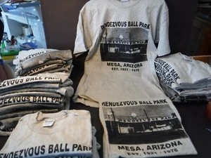 CAMISETA VINTAGE~NOS~RENDEZVOUS BALLPARK~MESA, AZ.~GRIS/NEGRA 100% ALGODÓN~GILDAN - Imagen 1 de 6