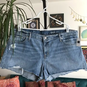 GAP size 35 Distressed Denim Girlfriend Mid-Rise Cut Off Jean Shorts NWT - Picture 1 of 5