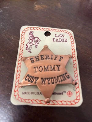 INSIGNIA DE LEY Sunburst Sunburst de colección TOMMY CODY WYOMING logotipo juguete de metal sheriff Foto 1 de 2