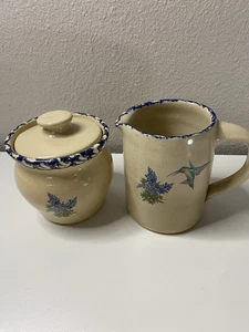 Cerámica Marshall de colección hecha a mano crema y azúcar Bluebonnets y colibrí - Imagen 1 de 13