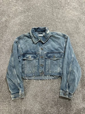 Jaqueta Zara Cropped Tracker Feminina XS Azul Denim Desgastada Bainha Crua Botão Frontal - Imagem 1 de 4