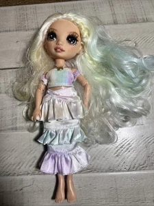 Rainbow High - Puppe mit braunen Augen mehrfarbige Haare - Bild 1 von 18