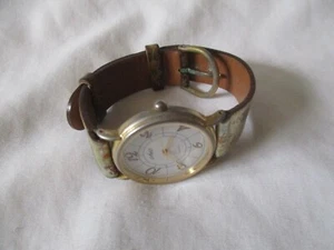 Chic Analog Wristwatch with a Buckle Band and Quartz Movement - Picture 1 of 12