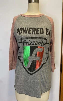 Disney Parks Pixar Cars Land powered by frizzante camiseta de béisbol L gris rojo Foto 1 de 4