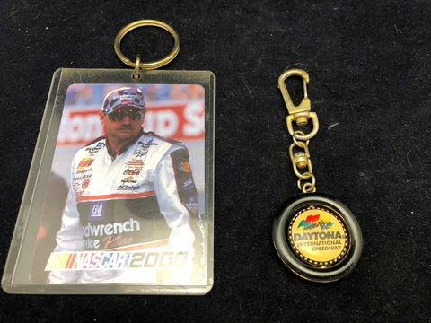 DALE EARNHARDT #3 Nascar 2000 Collectible Trading Card PLUS KEY CHAIN BONUS ITEM Cover