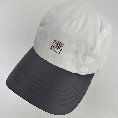 Gorra de béisbol ajustable Fila con logotipo con joyas para mujer Foto 1 de 4